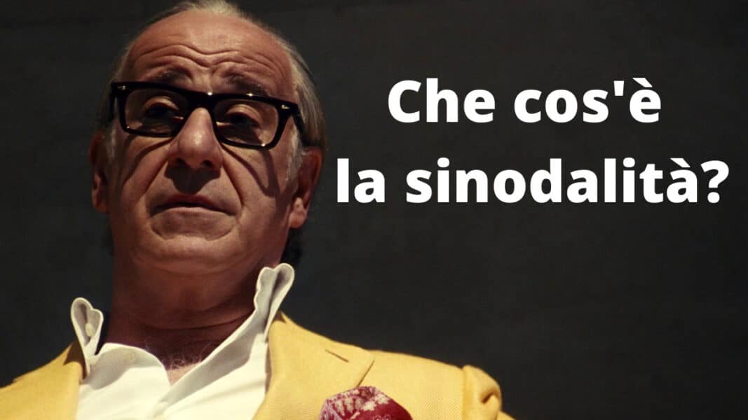 Hombre mayor con expresión escéptica junto al texto “Che cos’è la sinodalità?”, en referencia al debate sobre el camino sinodal del Vaticano.