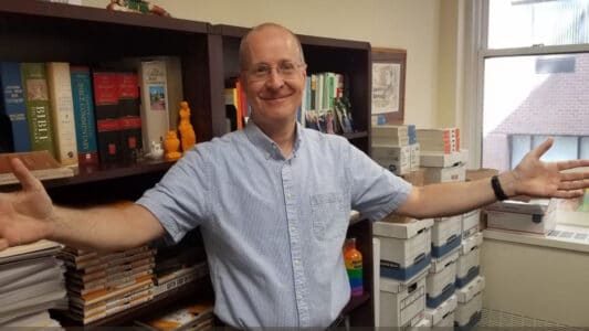 Sacerdote en oficina representando estudio sobre sacerdotes homosexuales en EE.UU.