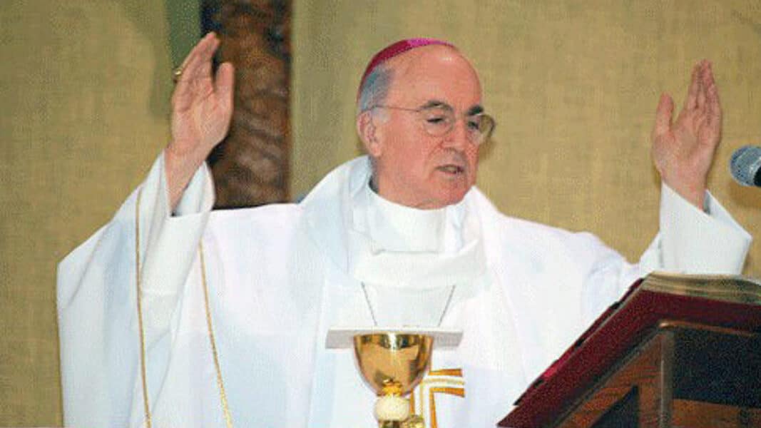 Viganò carga ahora contra la reforma litúrgica