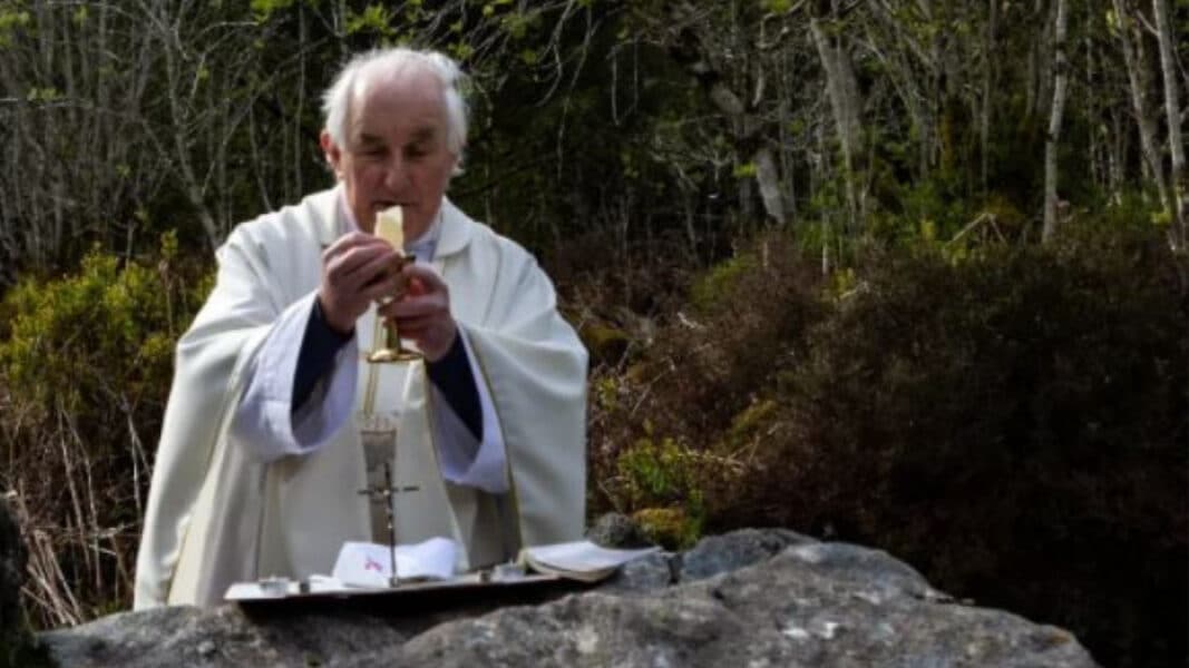 Celebran misas en Irlanda como en los tiempos de la persecución
