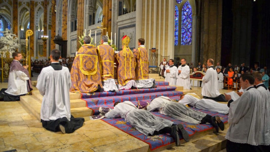 Francia: una nueva ordenación por cada 12 sacerdotes enterrados