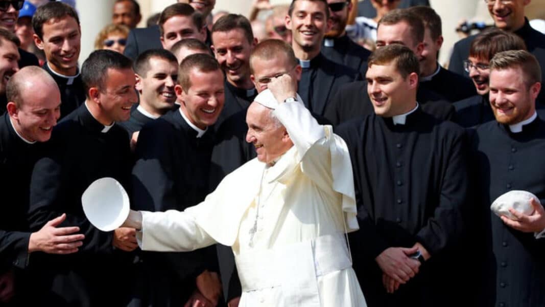 Francisco: “La mayor perversión en la Iglesia es la de los sacerdotes trepadores”