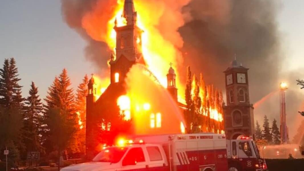 Una decena de iglesias han ardido en Canadá tras el hallazgo de tumbas de niños indígenas