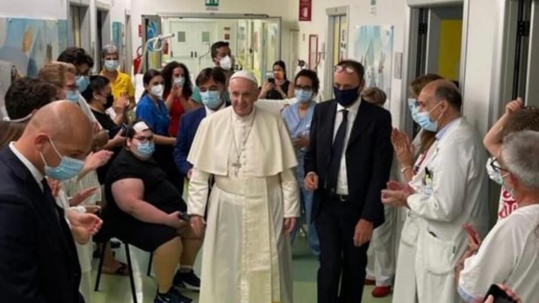 El Papa visita a los niños con cáncer del Gemelli