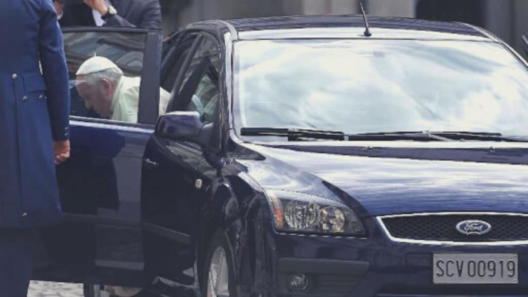 El Papa abandona el hospital y vuelve al Vaticano