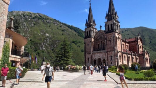 católicos en España 2025 visitan la Basílica de Covadonga en Asturias