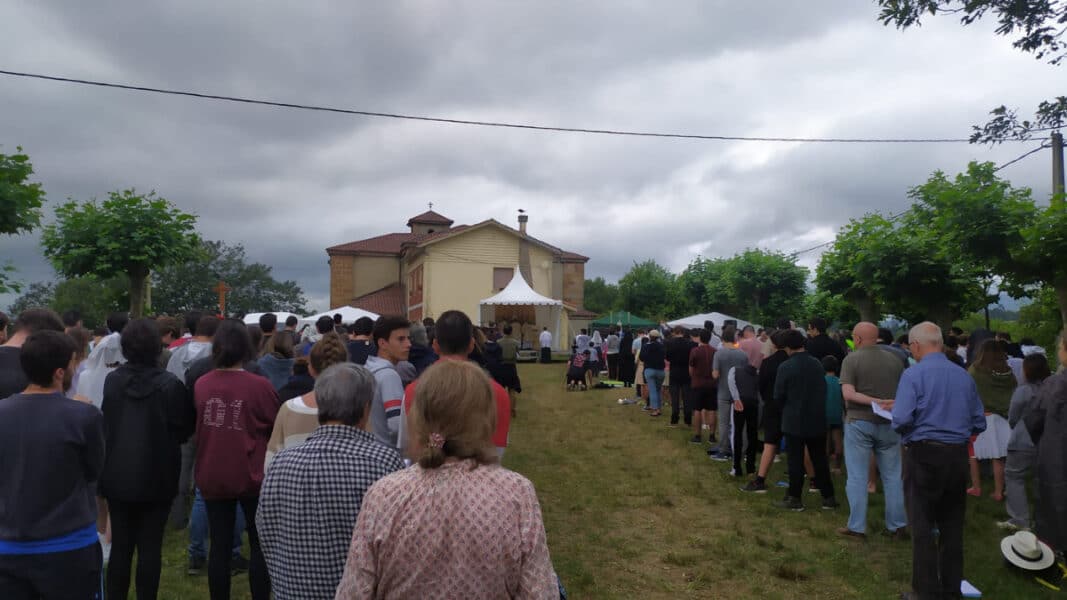 Cientos de personas participan en la primera peregrinación tradicional de España