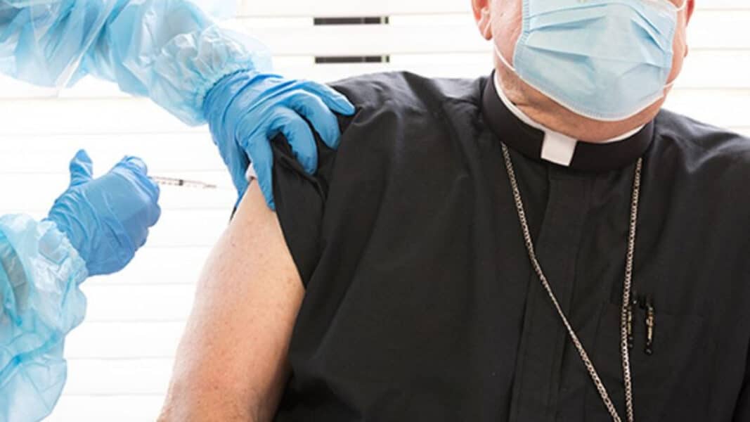 obispo vacunas sacerdotes