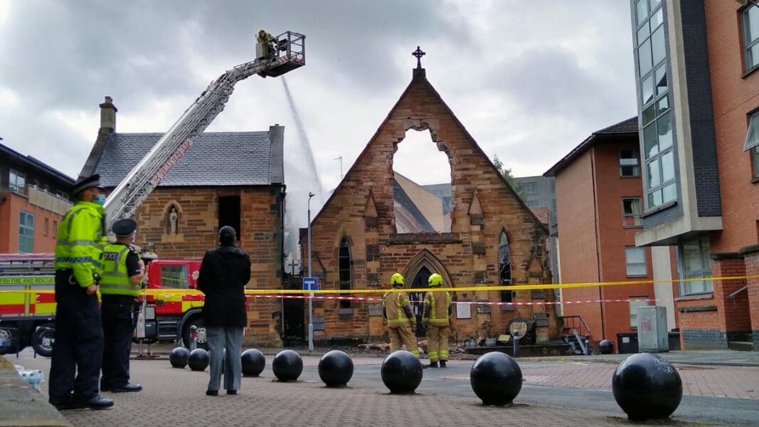 Arde una de las iglesias católicas más antiguas de Glasgow