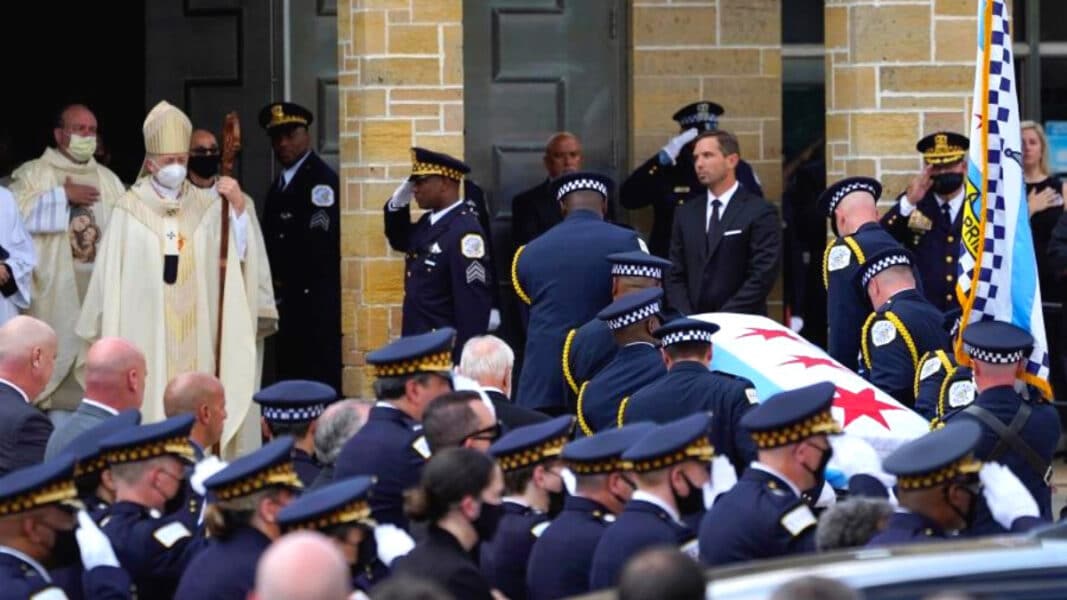 La no católica alcaldesa de Chicago comulga en una misa oficiada por el cardenal Cupich