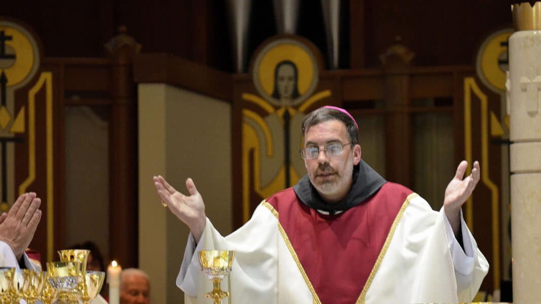 Obispo americano advierte en la catedral de dos clérigos no vacunados