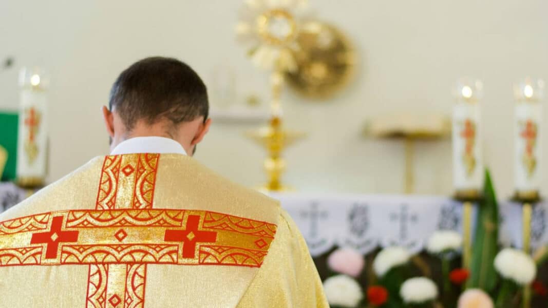 Piden más de 3 años de cárcel por abuso infantil a sacerdote belga
