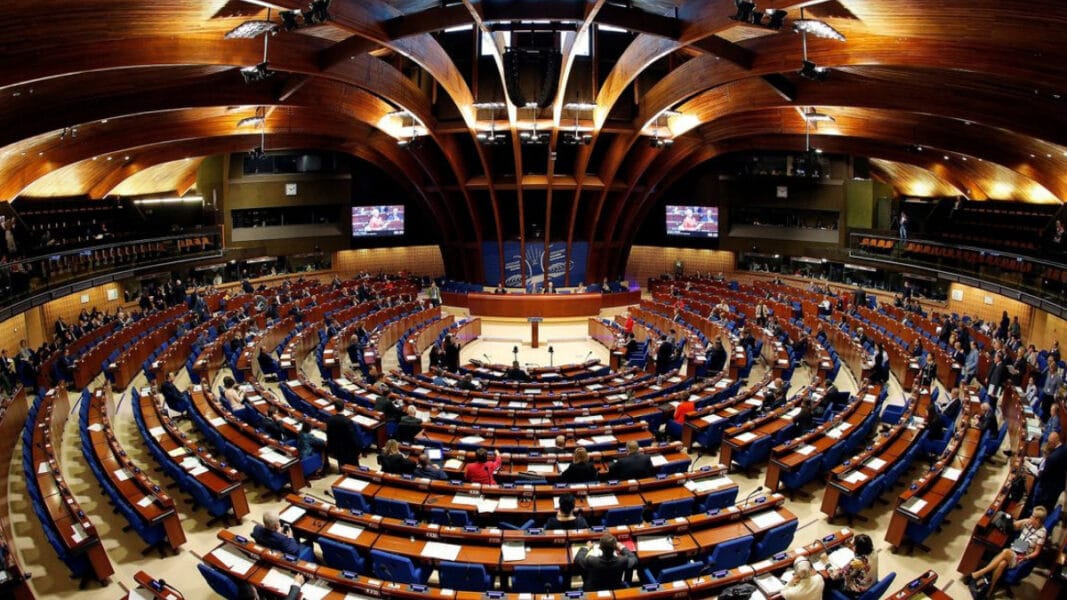 El Consejo de Europa recomienda educación sexual «integral» desde edad temprana y limita a los padres a ser informados