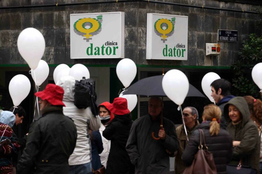 El PSOE propone hasta un año de cárcel por rezar o informar frente a clínicas abortistas