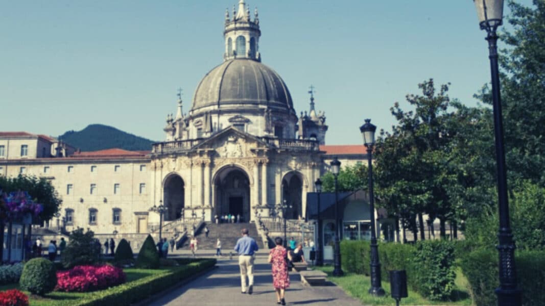Mueren cuatro jesuitas vacunados en un brote de coronavirus en Loyola