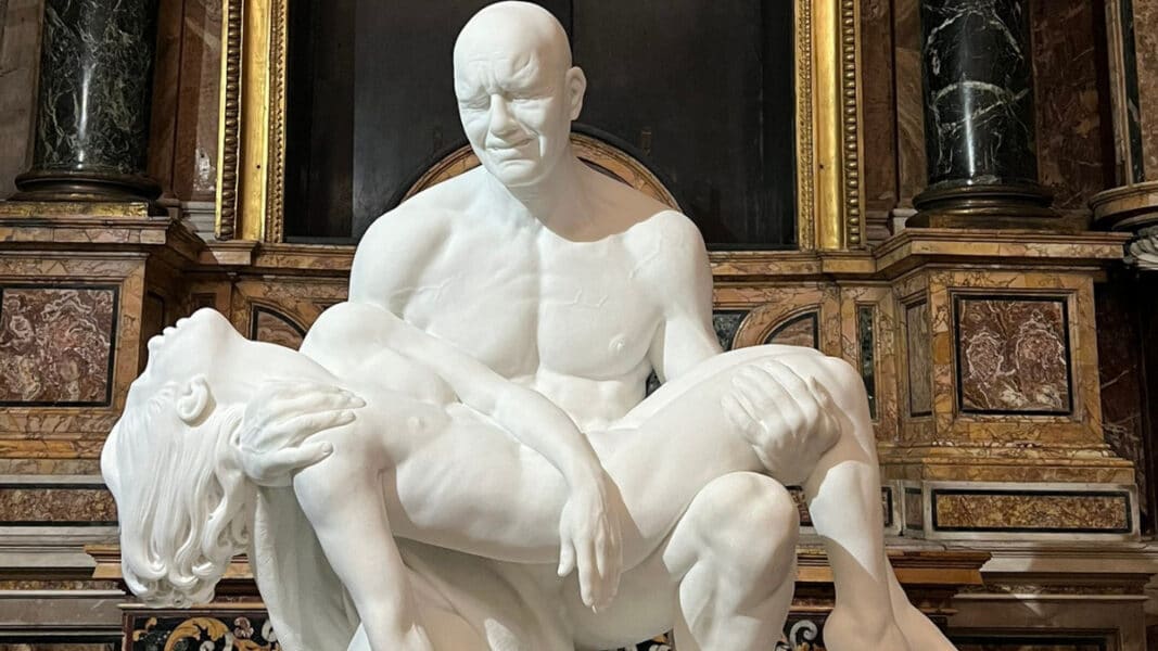 Polémica por una ‘pietà’ con dos hombres desnudos en una iglesia romana
