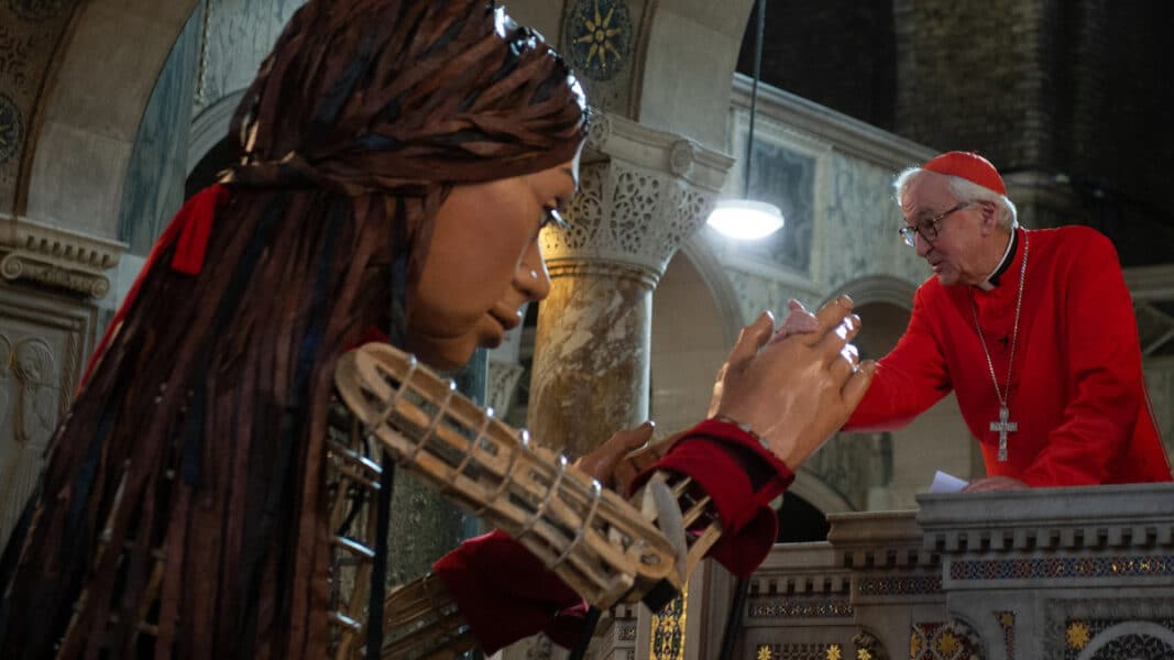 El arzobispo de Westminster recibe a una marioneta gigante en la catedral