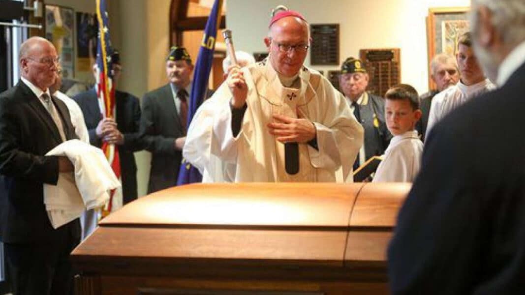 Arzobispo de EE UU sugiere licuar los cadáveres para favorecer el medio ambiente