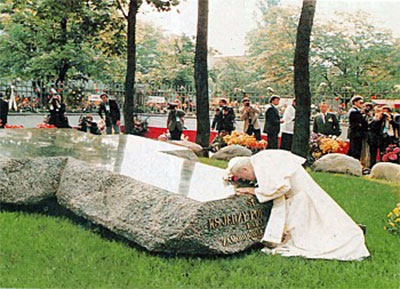 Juan Pablo II rezando ante la tumba del beato