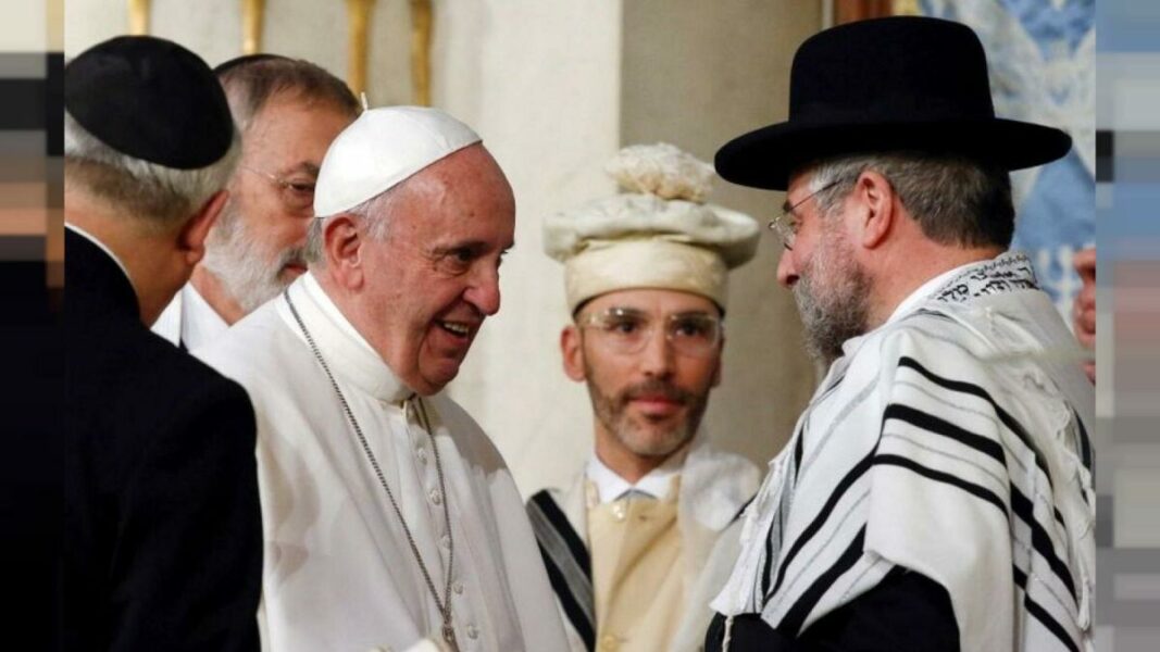 Francisco advierte: «La amenaza del antisemitismo todavía serpentea en Europa»