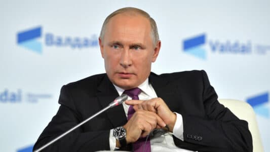 Putin y el Papa León XIV en su primera conversación telefónica