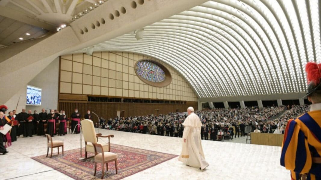 Francisco corrige a Bauman: «Más que líquida, esta sociedad es gaseosa»