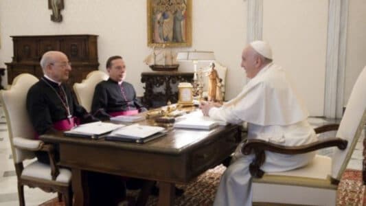 El Papa Francisco reunido con dos prelados del Opus Dei en una audiencia en el Vaticano.