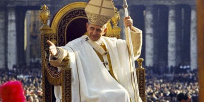 Papa San Pablo VI saluda desde la silla gestatoria durante una ceremonia en la Plaza de San Pedro