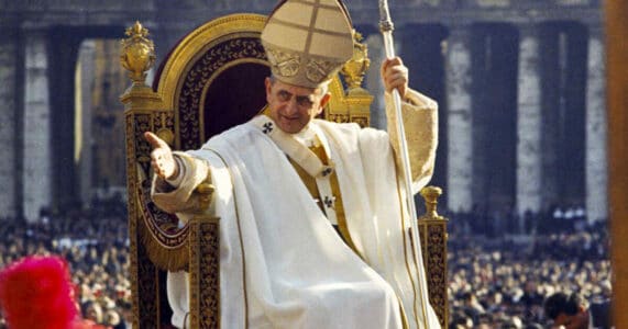 Papa San Pablo VI saluda desde la silla gestatoria durante una ceremonia en la Plaza de San Pedro