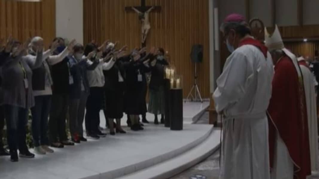 Un grupo de mujeres bendice a los obispos y sacerdotes en una misa