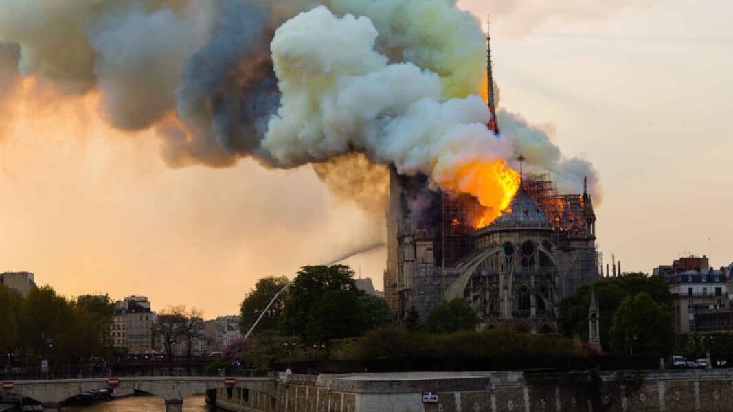Notre-Dame: “Lo que el fuego dejó intacto, la diócesis quiere destruirlo”