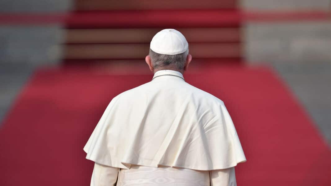 En nombre del Papa Rey