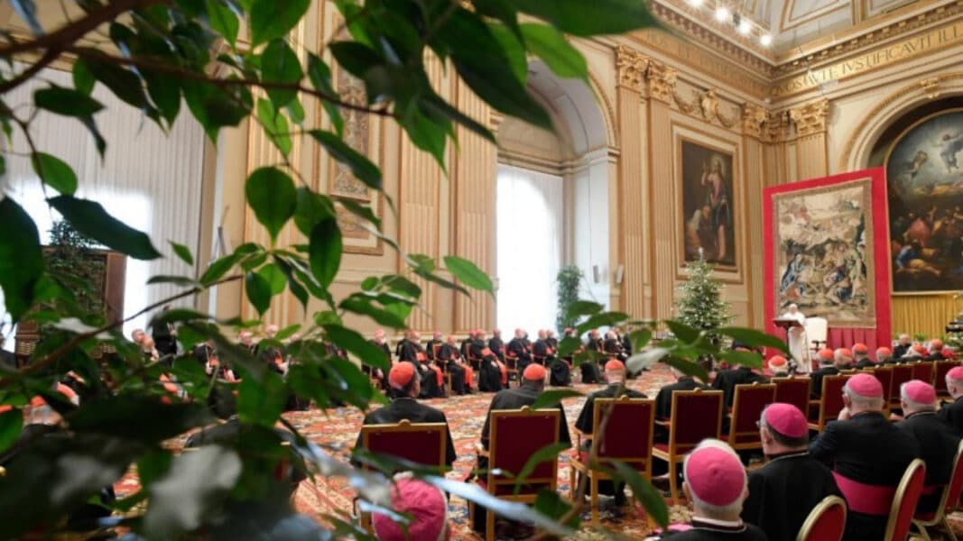 Francisco, a la Curia: «La tentación perversa del clericalismo serpentea a diario entre nosotros»