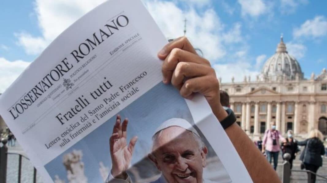 El periódico del Vaticano promociona las restricciones de Cupich a la Misa Tradicional