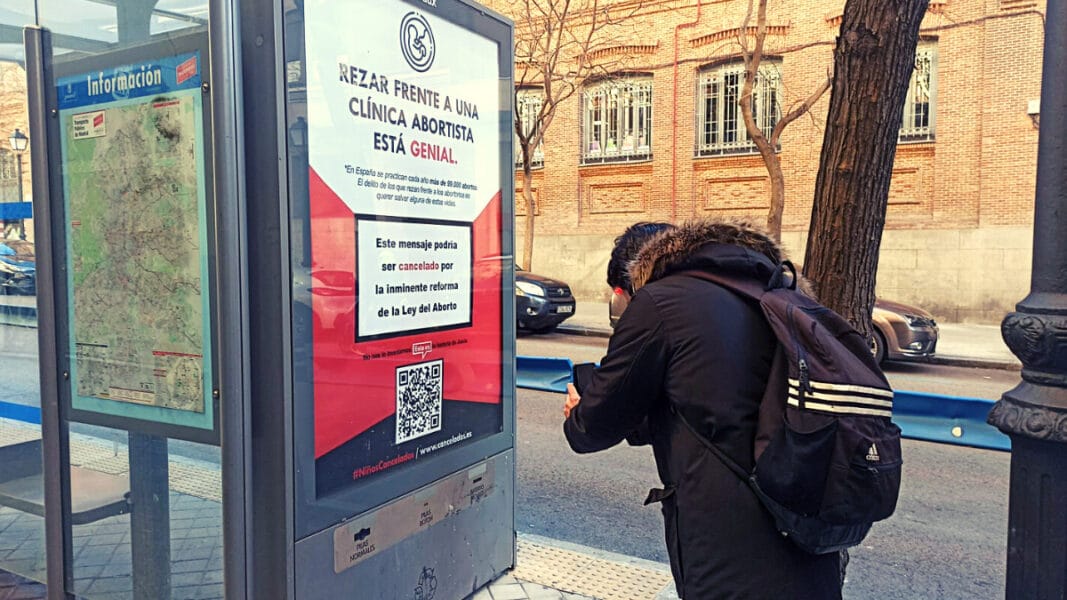 La nueva campaña de la ACdP: “Rezar frente a las clínicas abortistas está genial”