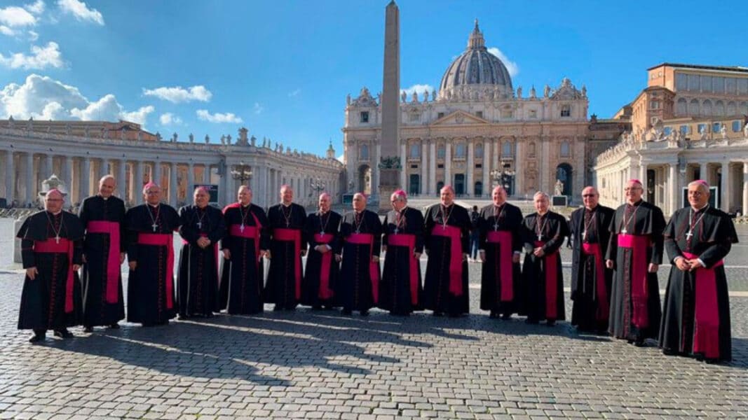 La llamada a capítulo a Roma del Papa a los obispos españoles