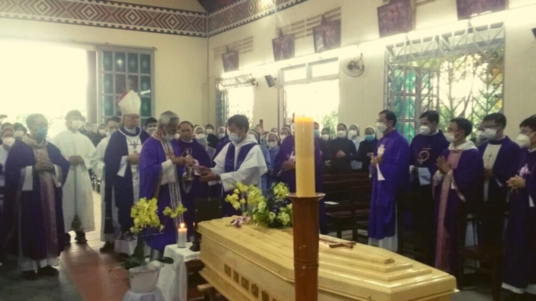 Asesinan a un sacerdote en el confesionario