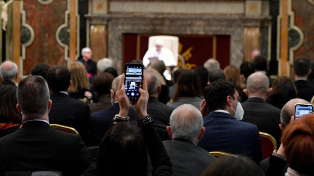 Francisco: «La Biblia no demoniza el dinero, nos invita a no idolatrarlo»