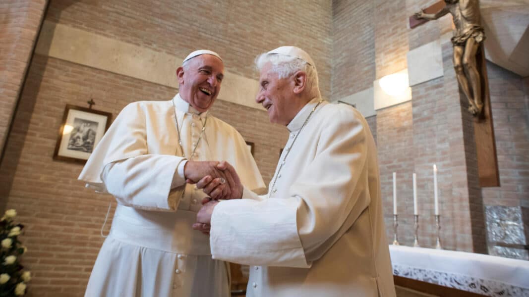 El Papa Francisco pide rezar por Benedicto XVI: «Está muy mal»