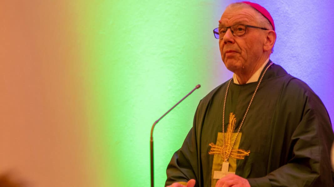 Obispo alemán, sobre parejas gays: “Negar una bendición que se desea es una maldición”