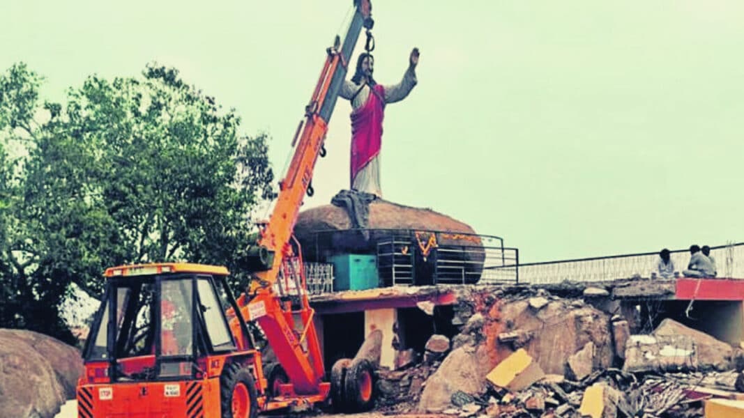 Derriban una estatua de Jesucristo en la India
