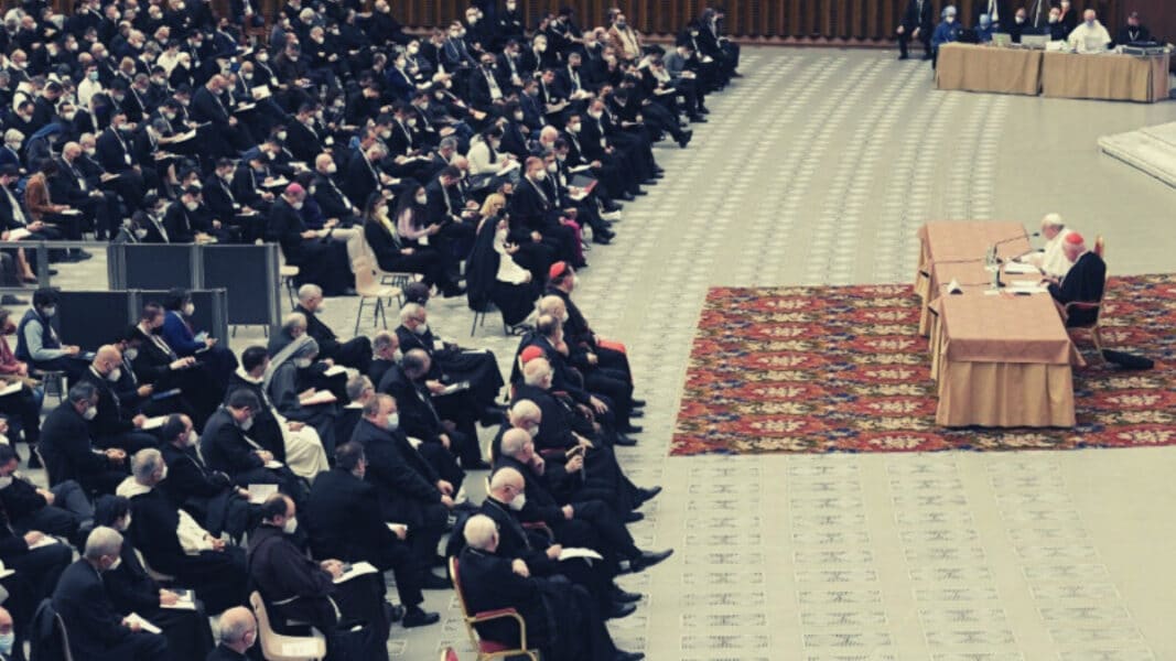 Los sacerdotes no deben ser «superhombres» sino personas humildes, advierte Francisco