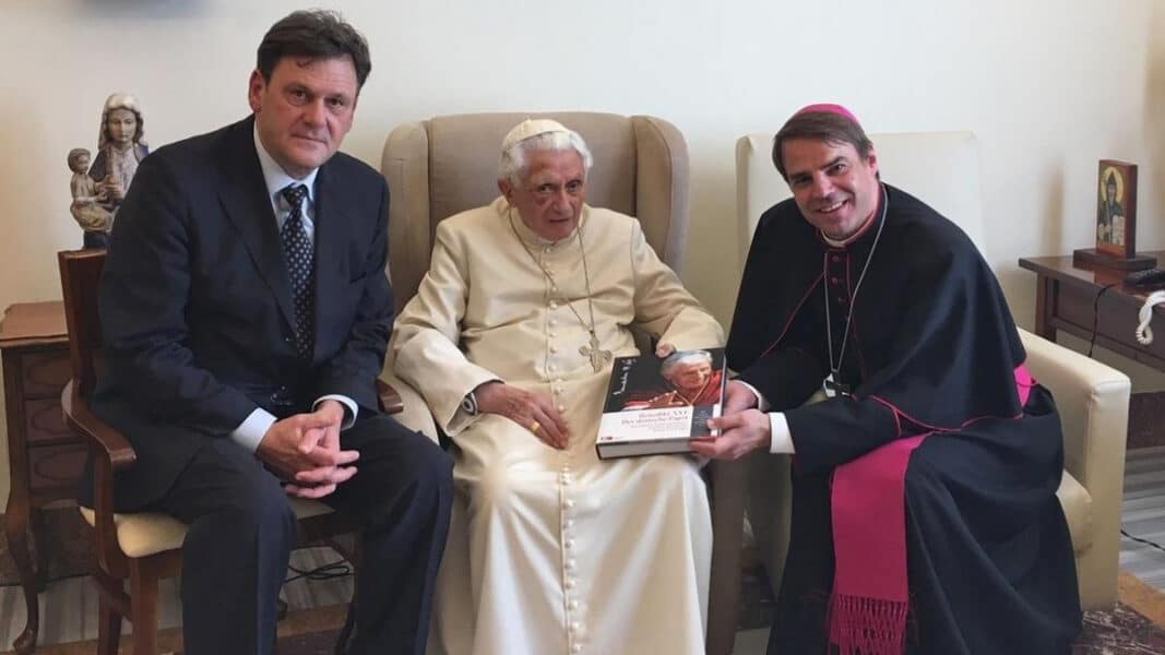 Yo no dejo a Benedicto en manos de la indignación pública