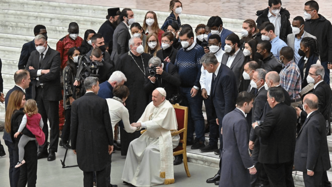 Francisco no presidirá las celebraciones del Miércoles de Ceniza debido a un problema en la rodilla