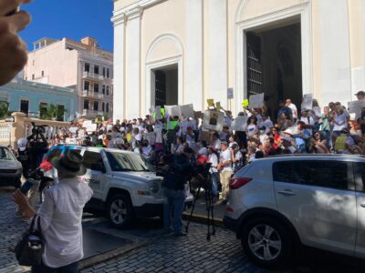 Asistentes a la concentración en defensa del obispo de Arecibo