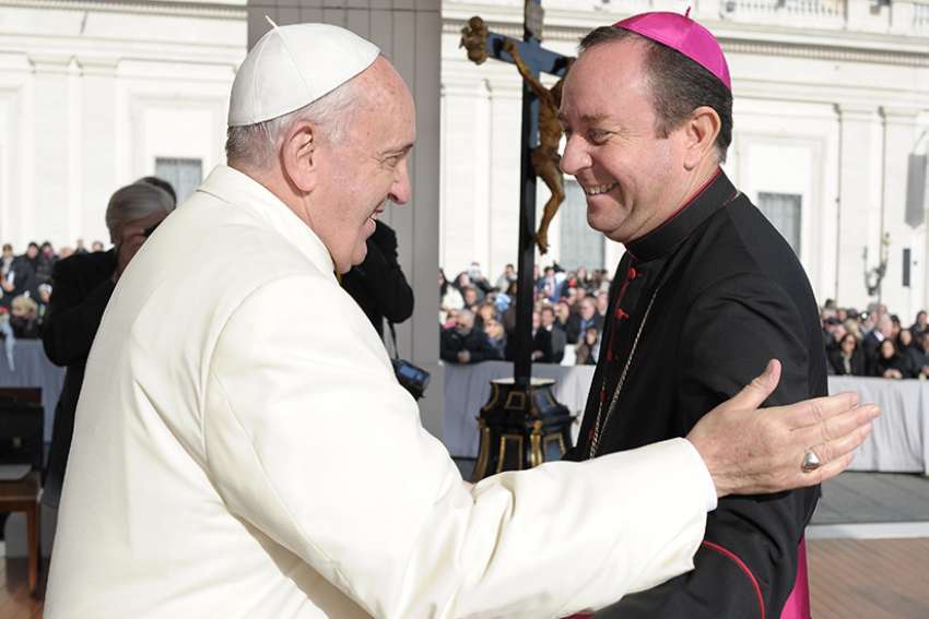 El Papa Francisco saluda al obispo Gustavo Zanchetta durante un encuentro en el Vaticano