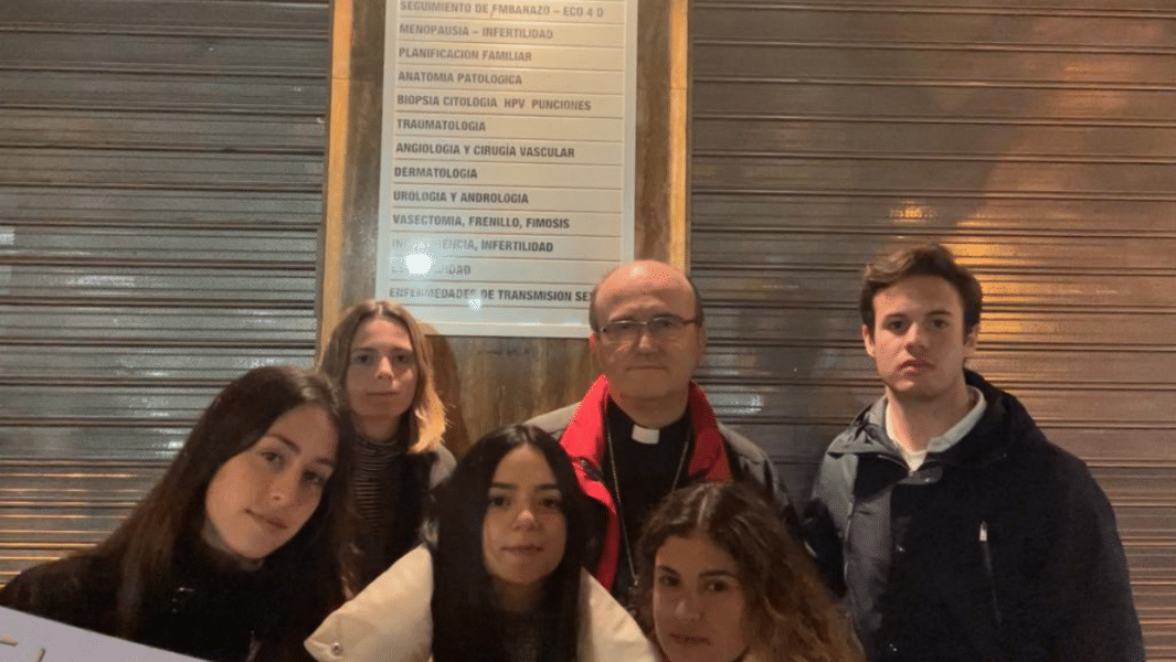 Munilla acude con un grupo de jóvenes a rezar frente a un abortorio