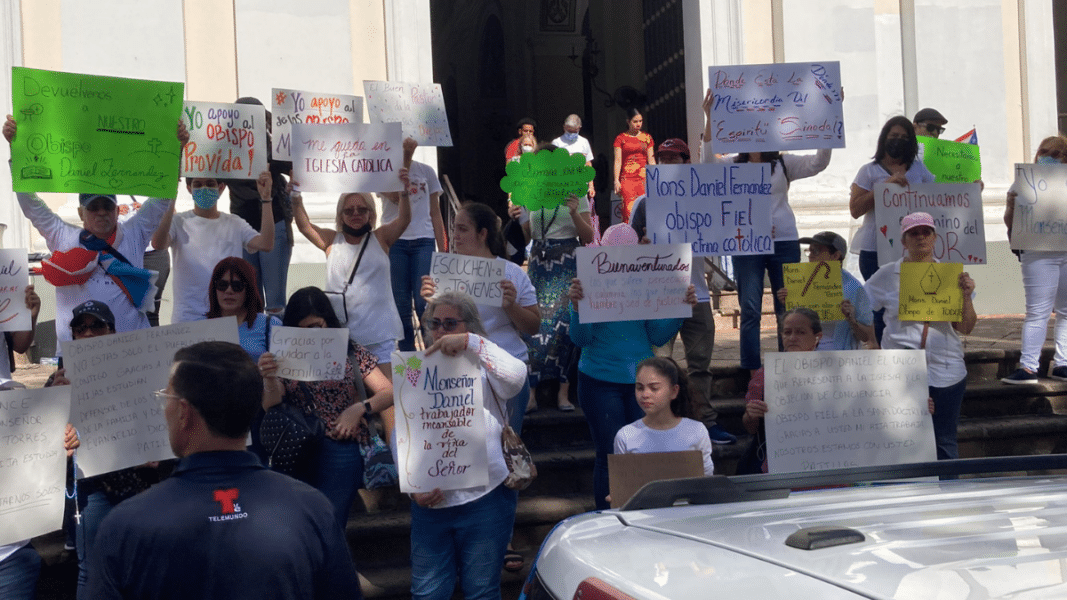 Concentración frente a la catedral en apoyo al obispo de Arecibo destituido
