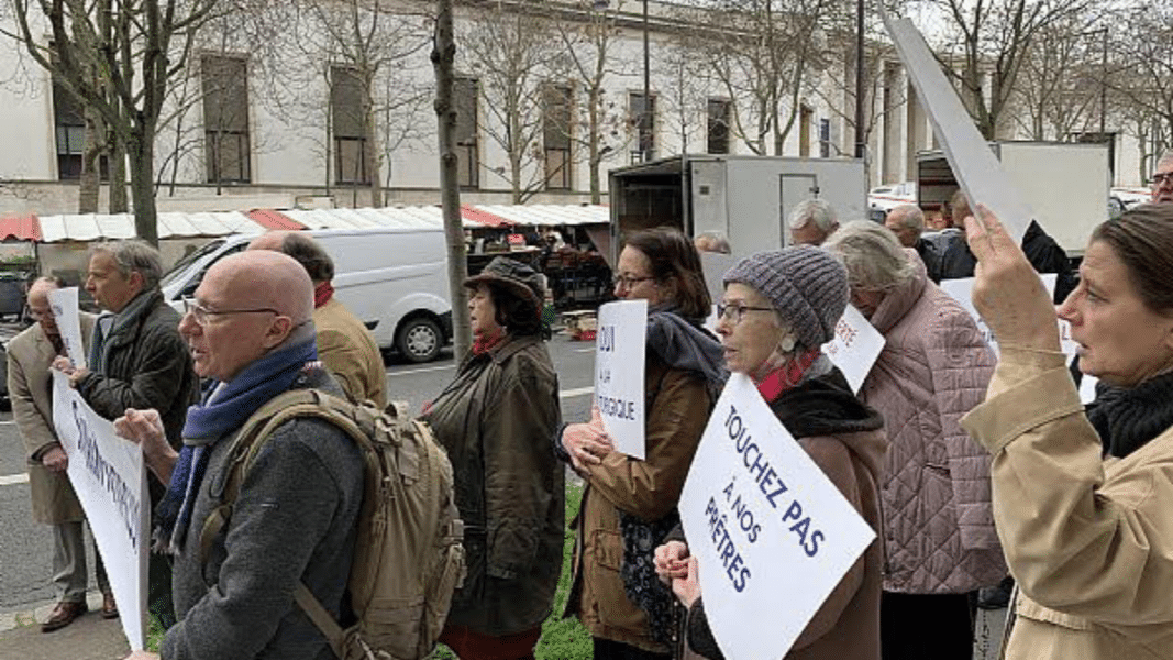 Continúan las manifestaciones ante la Nunciatura Apostólica en Francia por la libertad de la Misa Tradicional