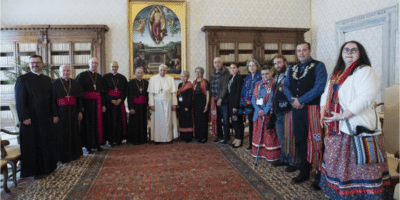 Papa Francisco recibe indígenas de Canadá